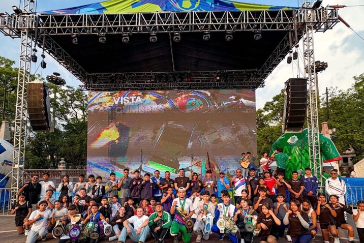 ENCABEZA LEO MONTAÑEZ TARDE DE JÓVENES EN LA FAN ZONE DE PLAZA DE LA PATRIA