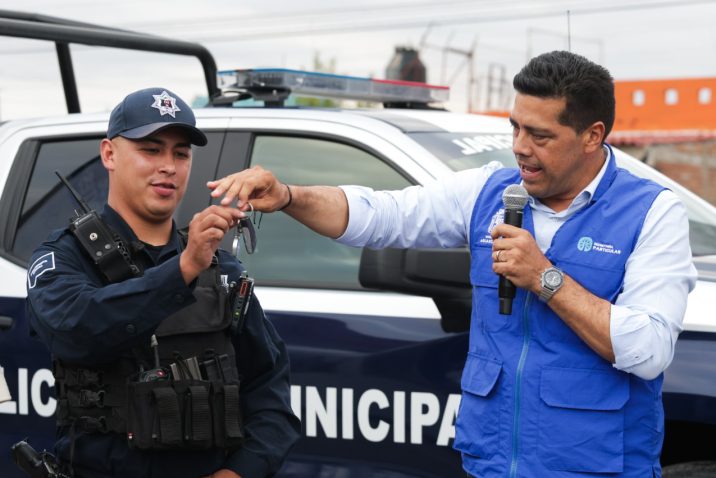ENTREGA LEO MONTAÑEZ NUEVA PATRULLA PARA FRACCIONAMIENTO MIRADOR DE LAS CULTURAS