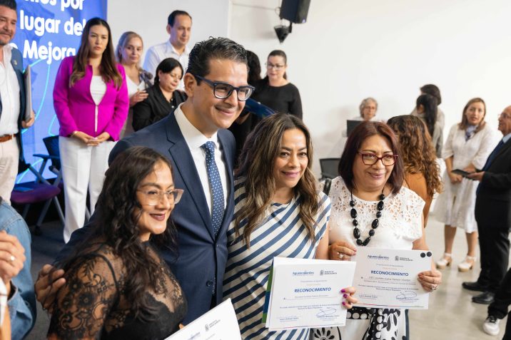 RECONOCE MUNICIPIO DE AGUASCALIENTES A SERVIDORES PÚBLICOS POR SU DESTACADA LABOR EN LA SIMPLIFICACIÓN DE TRÁMITES RECONOCE MUNICIPIO DE AGUASCALIENTES A SERVIDORES PÚBLICOS POR SU DESTACADA LABOR EN LA SIMPLIFICACIÓN DE TRÁMITES