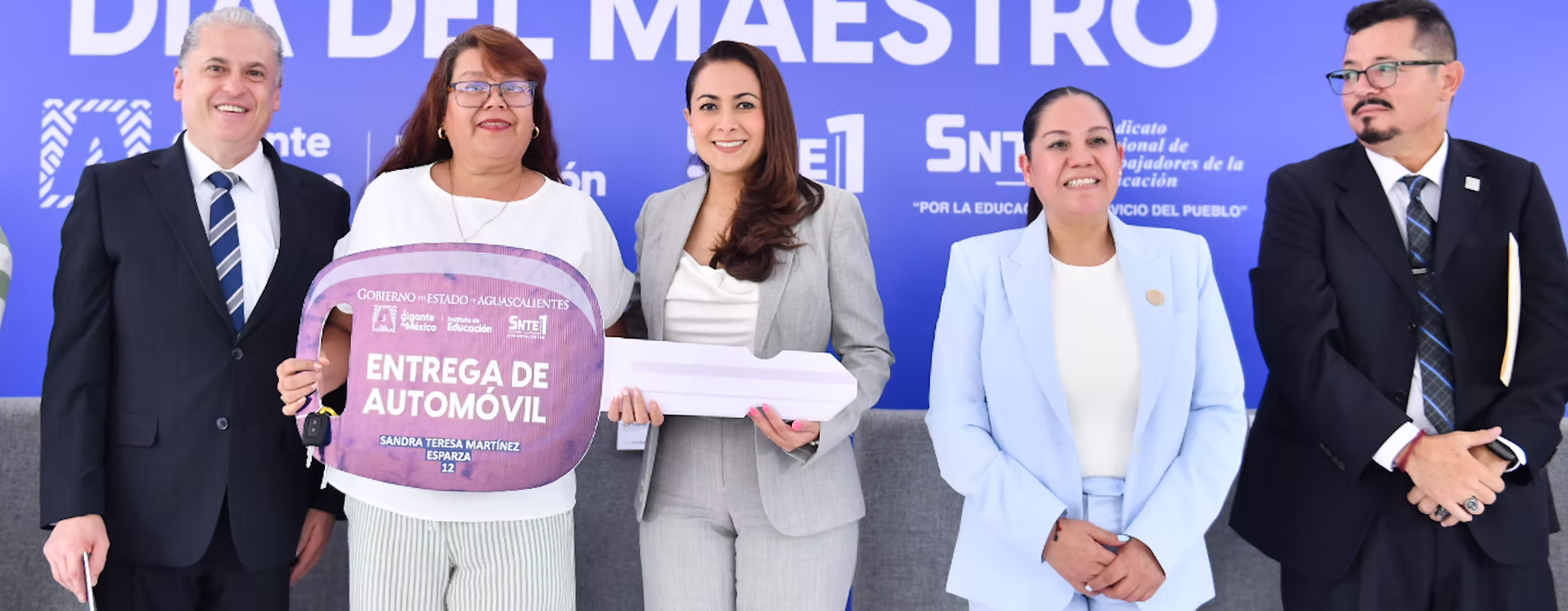TERE JIMÉNEZ ENTREGA VEHÍCULOS A GANADORES DE LOS FESTEJOS DEL DÍA DEL MAESTRO 2026