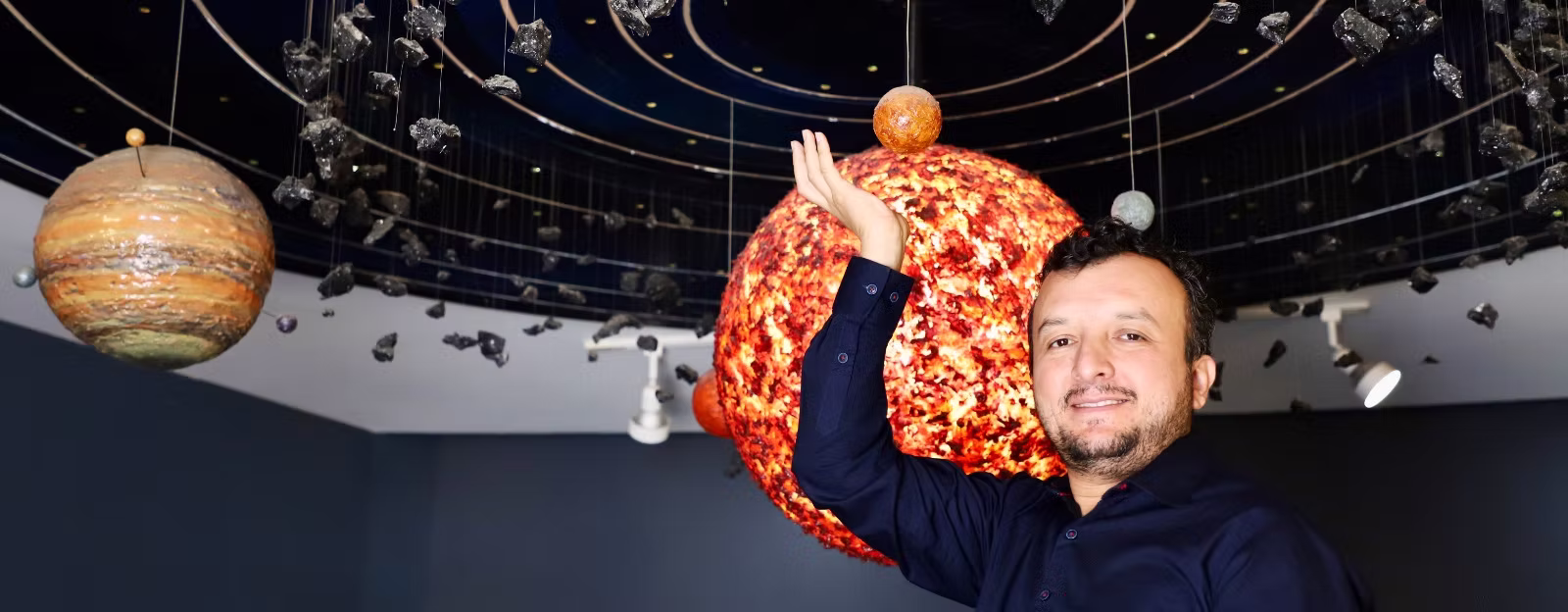 FABIÁN ENCONTRÓ SU VOCACIÓN MIRANDO LAS ESTRELLAS