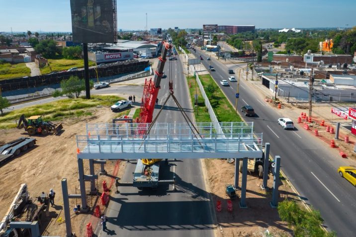 SUPERVISA LEO MONTAÑEZ AVANCE EN LA CONSTRUCCIÓN DEL PUENTE PEATONAL DE AVENIDA AGUASCALIENTES PONIENTE