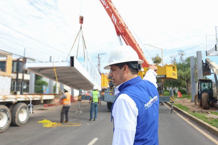 SUPERVISA LEO MONTAÑEZ MONTAJE DE SEGUNDA ESTRUCTURA DEL PUENTE PEATONAL DE PIRULES