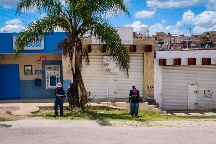 FAMILIAS DE VIILLA DE LAS FUENTES UNEN ESFUERZOS CON EL MUNICIPIO DE AGUASCALIENTES EN LA LIMPIEZA DE ESPACIOS PÚBLICOS