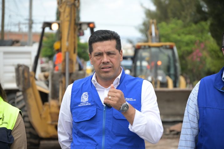TRABAJA LEO MONTAÑEZ EN LA PAVIMENTACIÓN DE LA AVENIDA MARIANO HIDALGO TRABAJA LEO MONTAÑEZ EN LA PAVIMENTACIÓN DE LA AVENIDA MARIANO HIDALGO