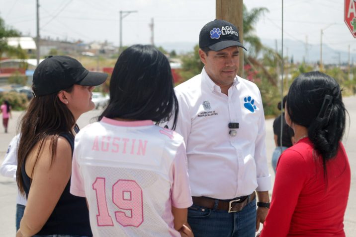 DIALOGA LEO MONTAÑEZ CON VECINOS DE VILLAS DE LAS FUENTES