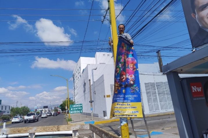 TRABAJA MUNICIPIO DE AGUASCALIENTES EN LA LIMPIEZA DE LA IMAGEN URBANA TRABAJA MUNICIPIO DE AGUASCALIENTES EN LA LIMPIEZA DE LA IMAGEN URBANA